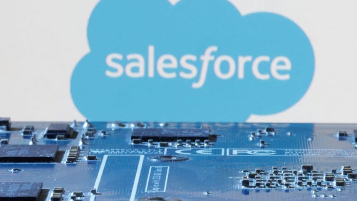 Salesforce sees annual revenue below estimates on weak cloud demand