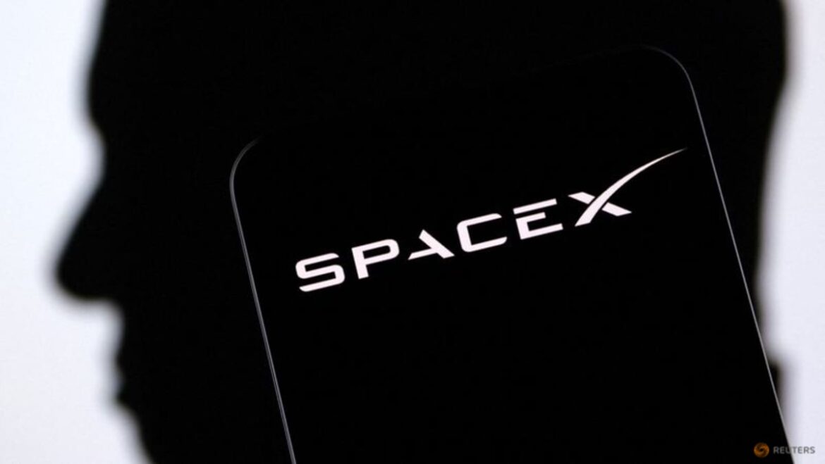 SpaceX says it plans to sell satellite laser links commercially