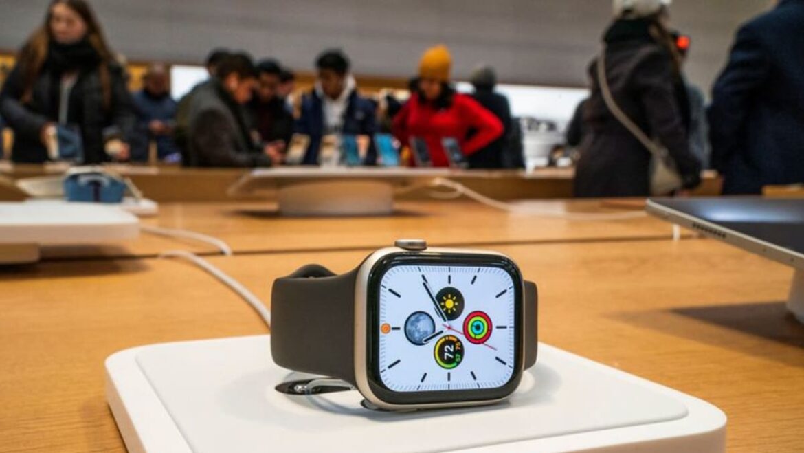 2024-03-22t173510z_1_lynxnpek2l0pf_rtroptp_3_apple-apple-watch-itc.jpg Apple scraps plan to design watch displays in-house, Bloomberg News reports