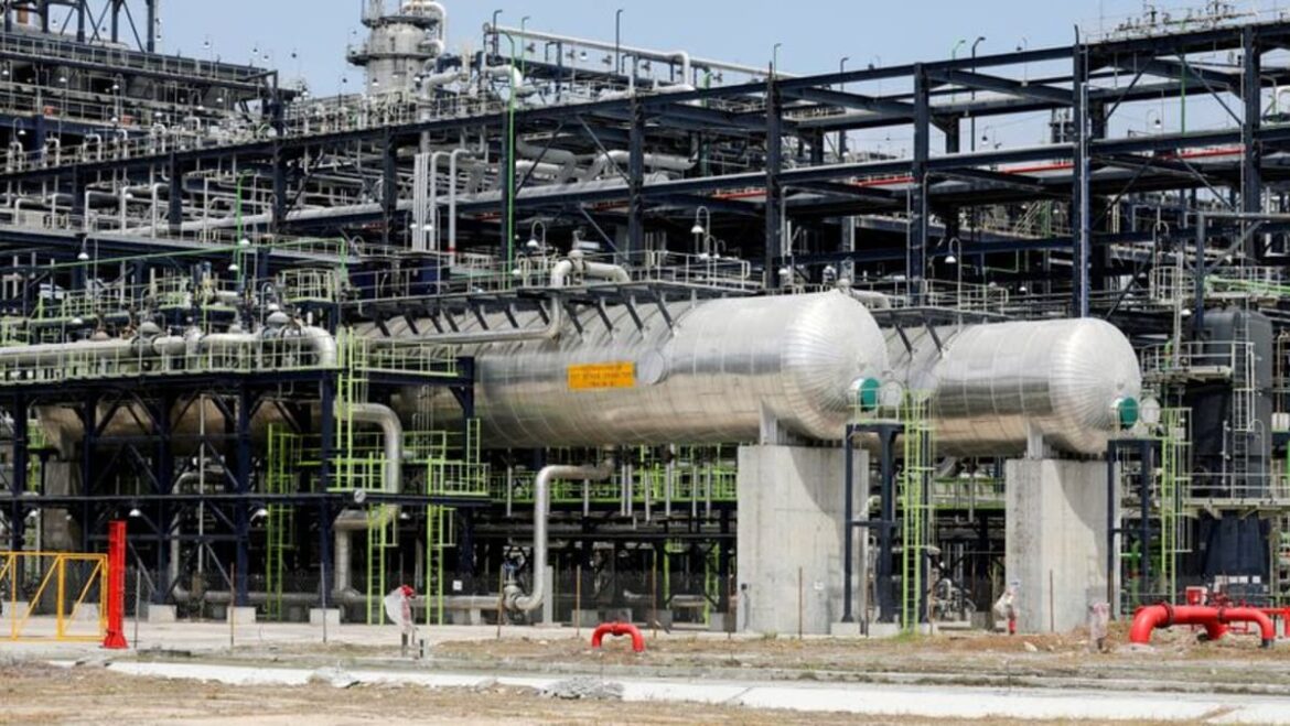 Oil steady while market eyes geopolitical supply risks