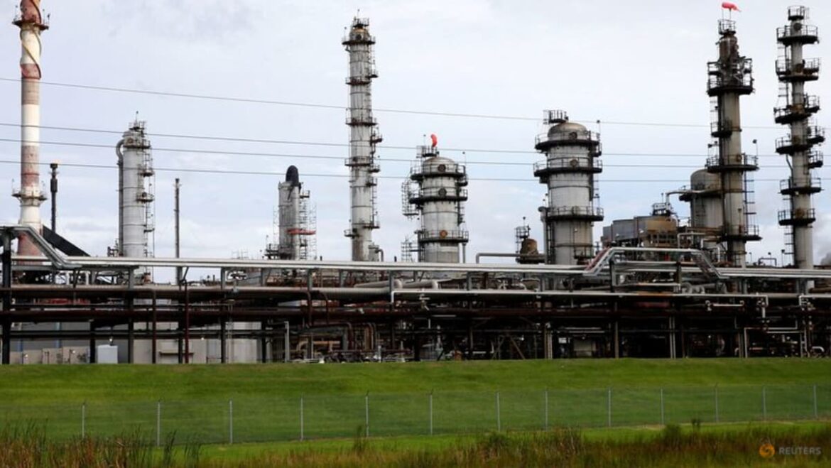 Oil slip on rising US stockpiles, cautious supply expectations