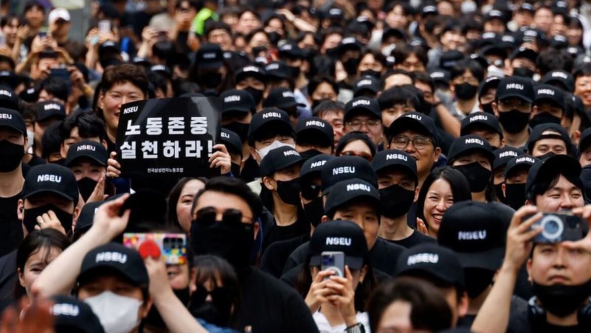 2024-05-24t090716z_1_lynxmpek4n0bg_rtroptp_3_samsung-elec-union.jpg Amid chants and K-pop, Samsung union stages rare rally for fair wages