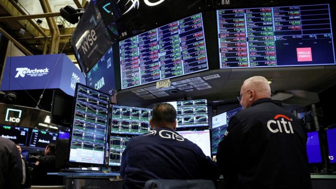 Global stock index up slightly while euro falls, yields up