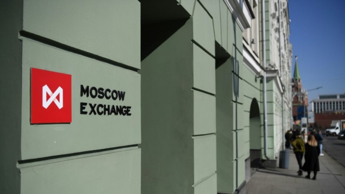 Russians shrug off sanctions on dollar, euro trading
