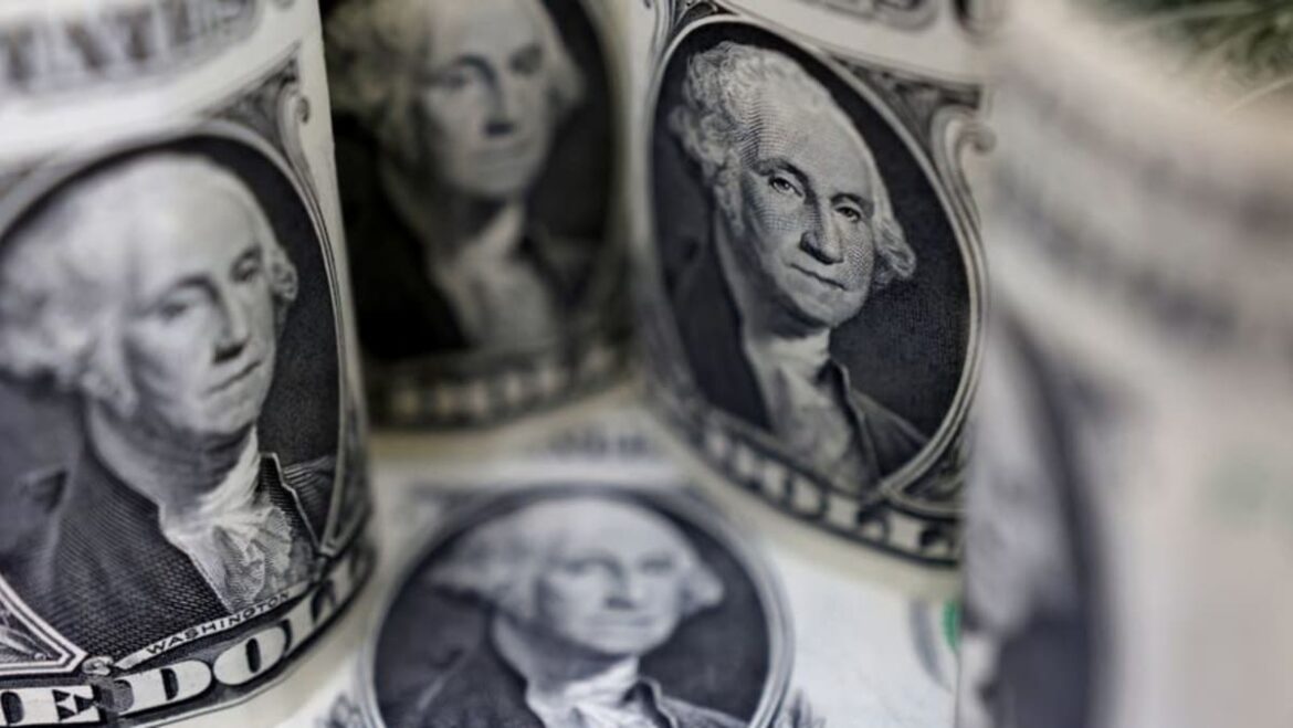 Dollar stays strong, political uncertainty saps euro
