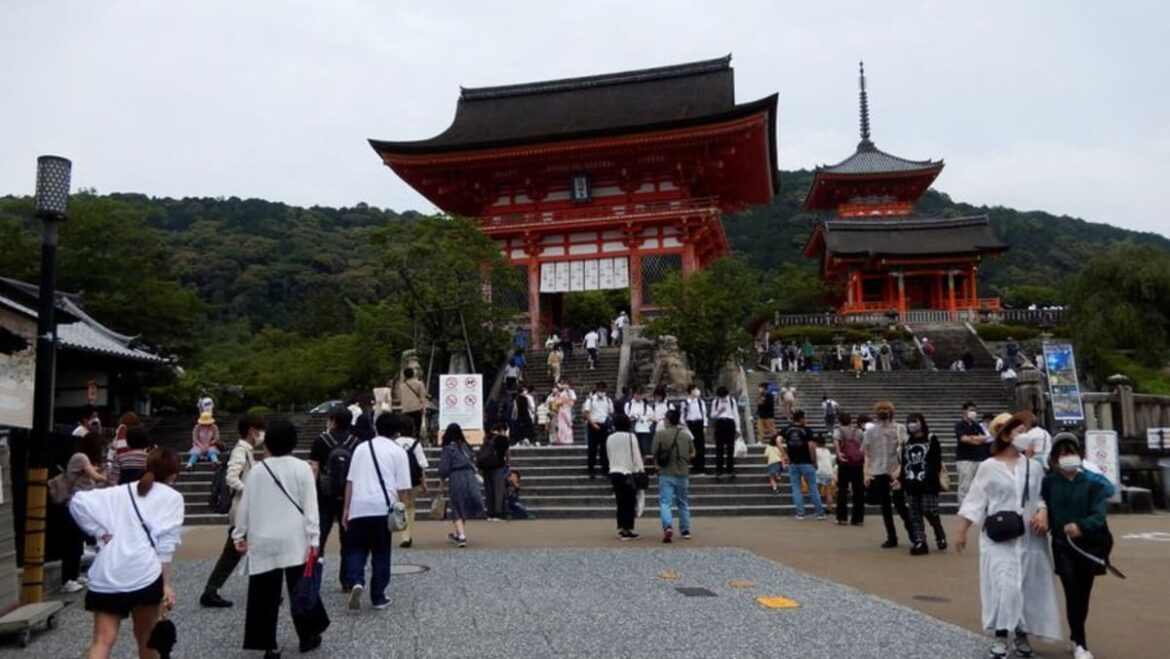 Japan visitors top 3 million for third month as yen fuels boom