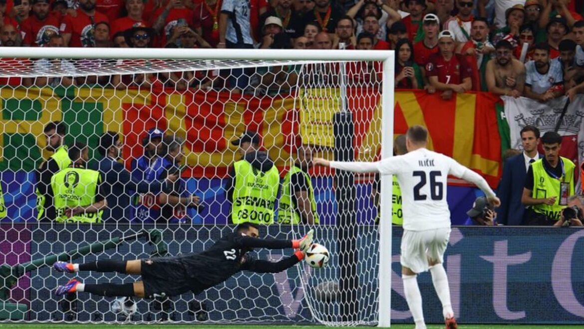 With holograms, AI and big data, football front and centre in tech race